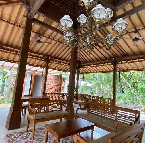 Lova Sambirenteng Villa